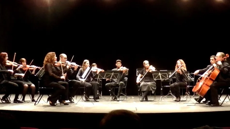La Orquesta de Cámara del Casino de Salamanca está integrada por una quincena de profesores y jóvenes profesionales de Salamanca, bajo la dirección del violonchelista y director artístico Eelco Haak
