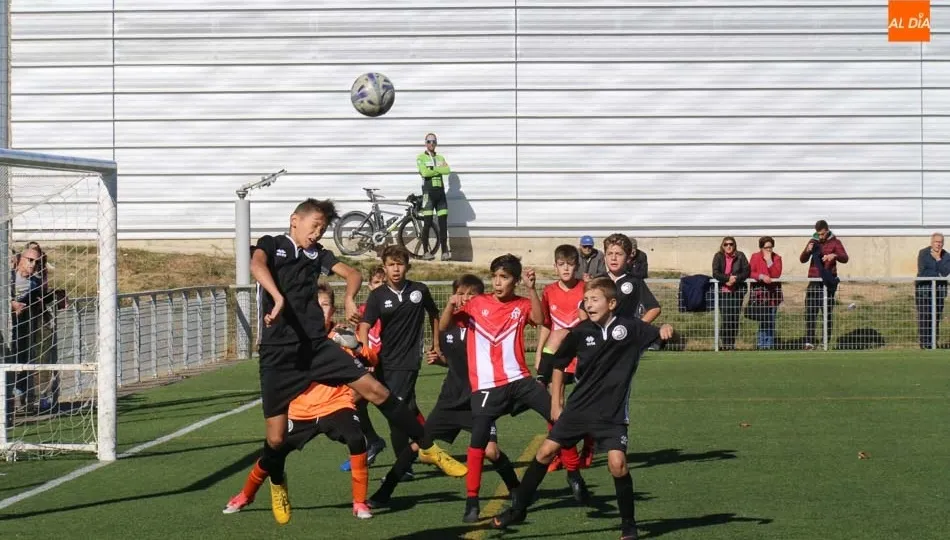 Jugada de un partido con un equipo de cantera de Unionistas. Foto: Alberto Martín