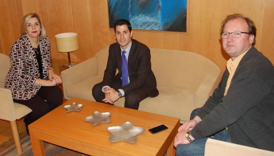 Juan Carlos del Val, presidente de la Asociación Salmantina de Agencias de Viajes (ASAV) y la representante del Comité Ejecutivo de CONFAES, Carmen Rodrigo, junto al director del aeropuerto de Matacán, Ismael García