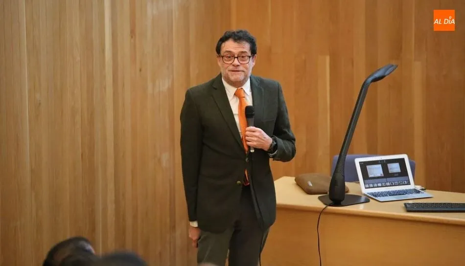 José Abel Flores, director del Centro Cultural Hispano-Japonés de la Universidad de Salamanca, en la inauguración de esta jornada. Foto de Alberto Martín