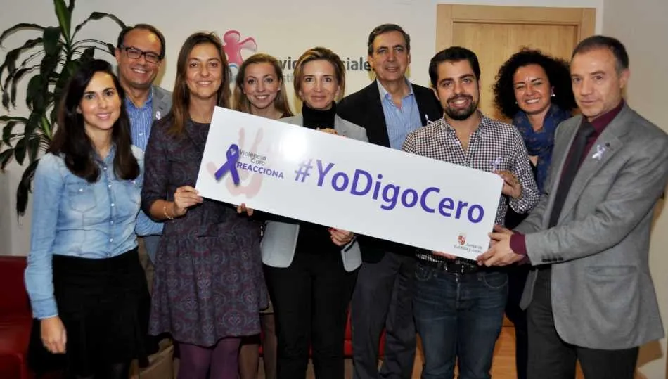 La consejera de Familia e Igualdad de Oportunidades, Alicia García, en el centro, considera una prioridad la lucha contra la violencia de género