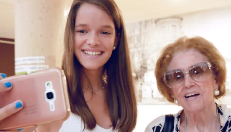 Adopta Un Abuelo conecta generaciones a través del acompañamiento recurrente, y su objetivo es el de conseguir que nuestros mayores se sientan acompañados y escuchados