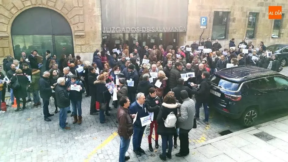 Concentración de empleados de Justicia, junto a la fachada de los Juzgados de Salamanca