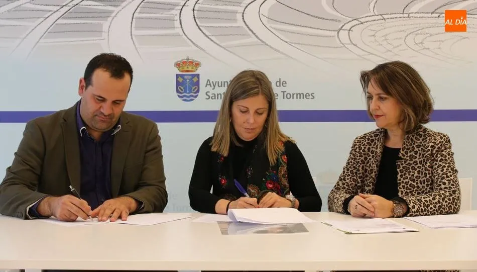 El alcalde, David Mingo, y Gema López, coordinadora de la Fundación Adsis, firmaron un convenio de colaboración. Foto de Alberto Martín
