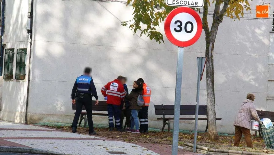Efectivos del Servicio de Emergencias 112 y agentes de la Policía Local interesándose por la mujer lesionada. Foto de Alberto Martín