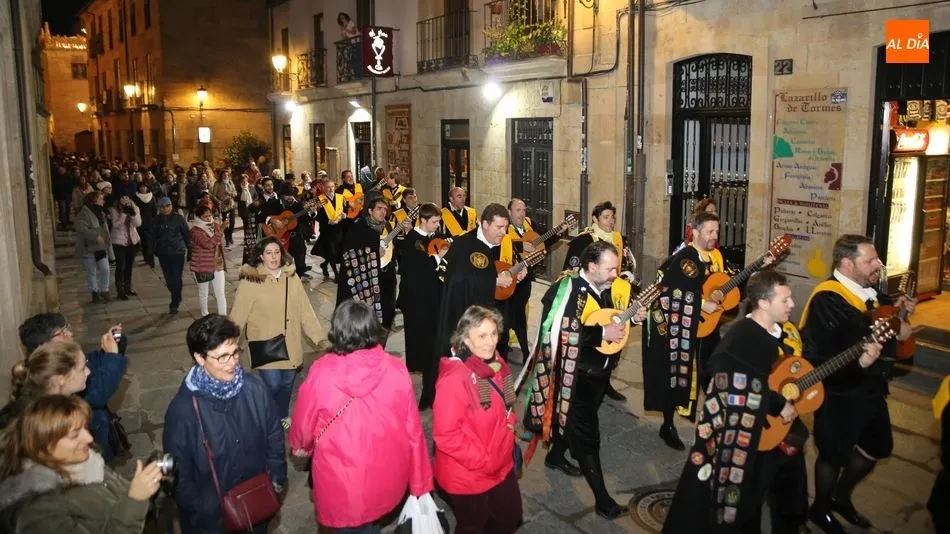 Los tunos fueron escoltados durante el pasacalles por numerosos salmantinos. Fotos: Alberto Martín