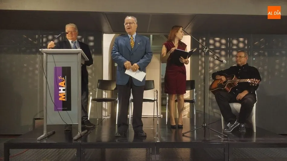 El responsable de los amigos del Museo se dirige a los presentes al inicio del acto. Fotos: Lydia González