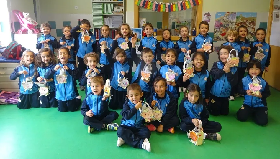 Los alumnos disfrutan de la actividad en las aulas del centro.
