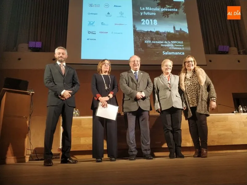 Enrique Cabero Morán junto a algunos de los participantes en la Jornada anual de la Sociedad Castellano Leonesa de Oftalmología / Foto: Lydia González.
