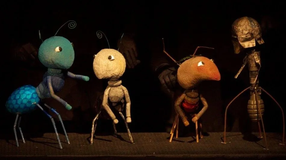 Un espectáculo que mezcla títeres, actores, audiovisuales y luz negra