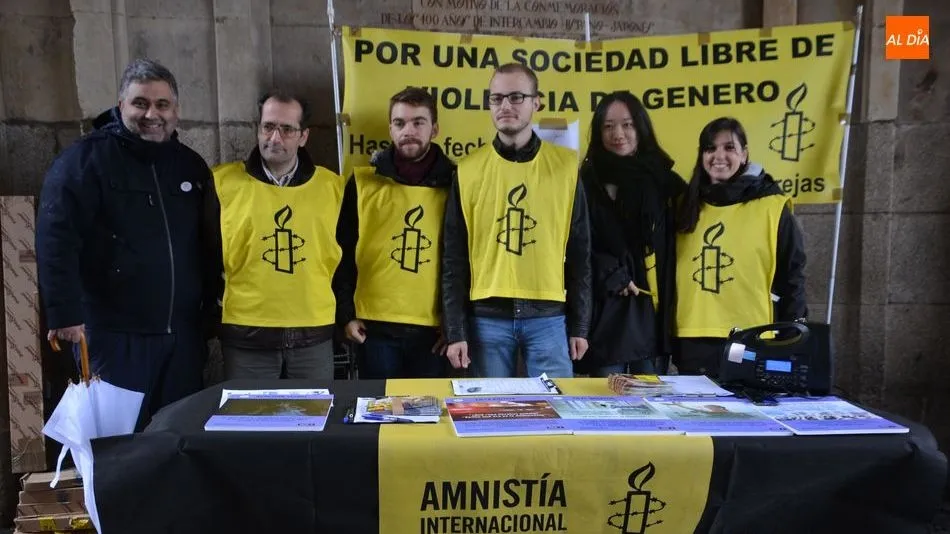 Miembros de Amnistía Internacional en la Plaza Mayor / Foto: Lydia González