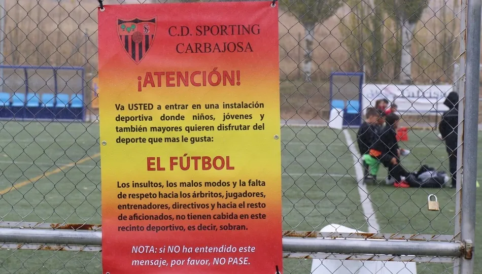 Cartel elaborado por el Sporting Carbajosa para frenar la entrada a la gente que no merece ir a los campos de futbol. Fotos: Alberto Martín