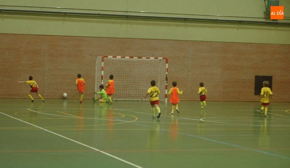 Además del agua de la gotera, la condensación por la humedad empeoraba el estado de la pista / ARCHIVO