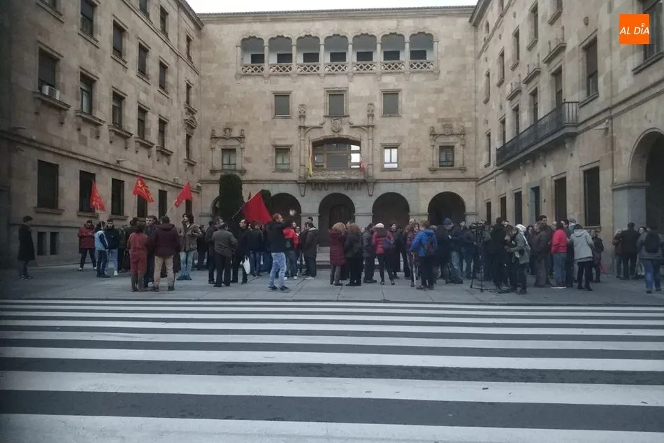 Concentración junto a la Audiencia Provincial, este sábado en Salamanca. Foto: Lydia González