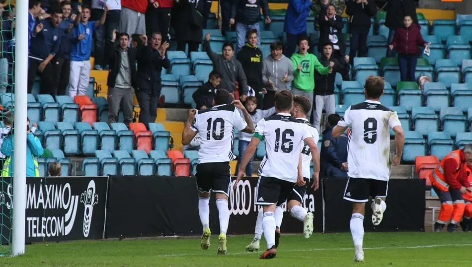 Manu Molino se dirige a celebrar con la afición y sus compañeros su gol ante Las Palmas. Foto: Alberto Martín