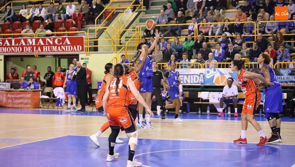 Belén Arrojo se levanta a canasta en una acción del partido. Fotos: Alberto Martín
