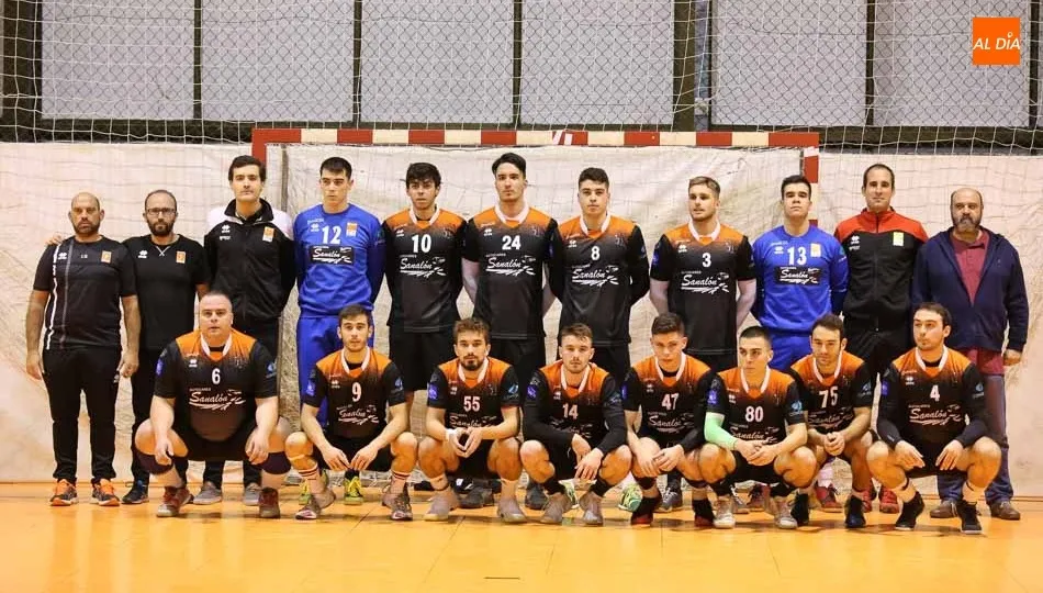 La plantilla del Sanalón posa con sus nuevas equipaciones antes del partido. Fotos: Alberto Martín