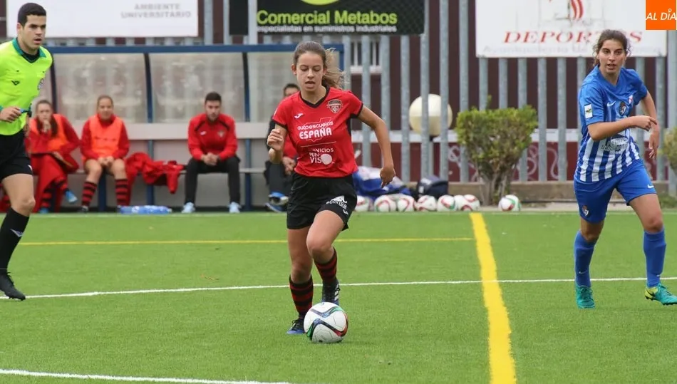Una acción del partido entre el Salamanca FF B y la Ponferradina. Fotos: Alberto Martín