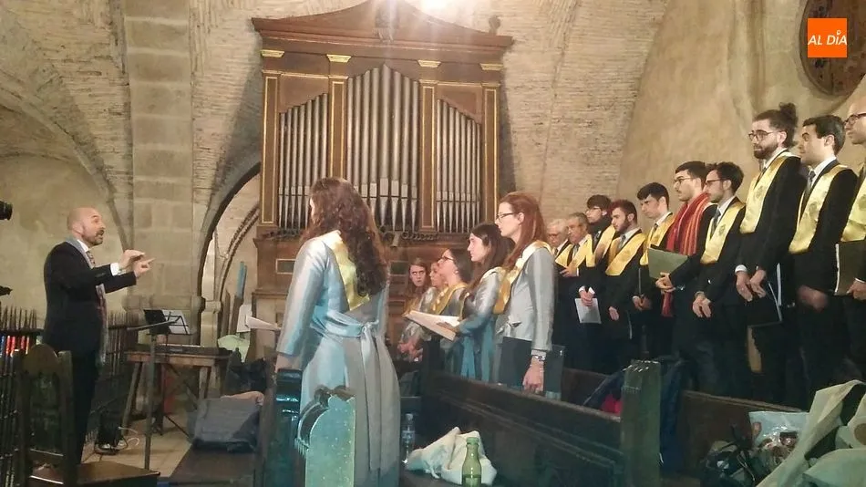El coro Tomás Luis de Victoria llena por completo la iglesia parroquial