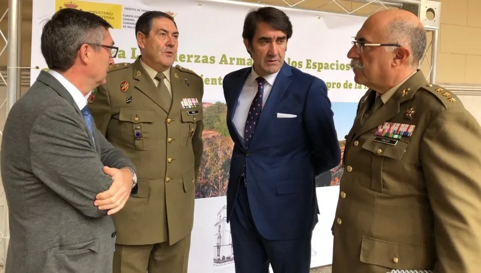 El consejero de Fomento y Medio Ambiente, Juan Carlos Suarez-Quiñones, y el general de Brigada, José Rivas, junto a otras autoridades en esta jornada de trabajo