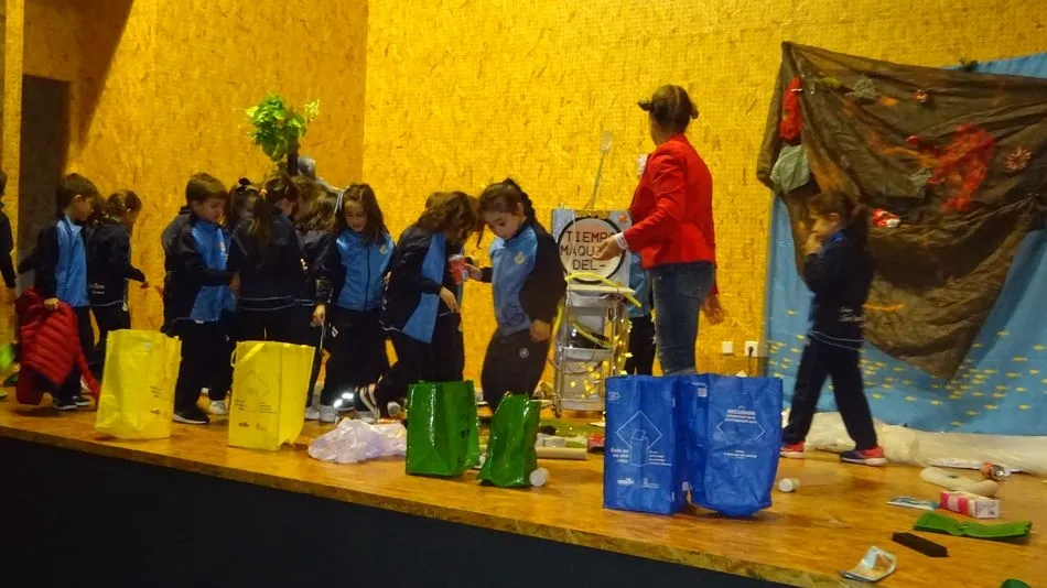 Alumnos del colegio San Juan Bosco durante su jornada educativa sobre el reciclaje.
