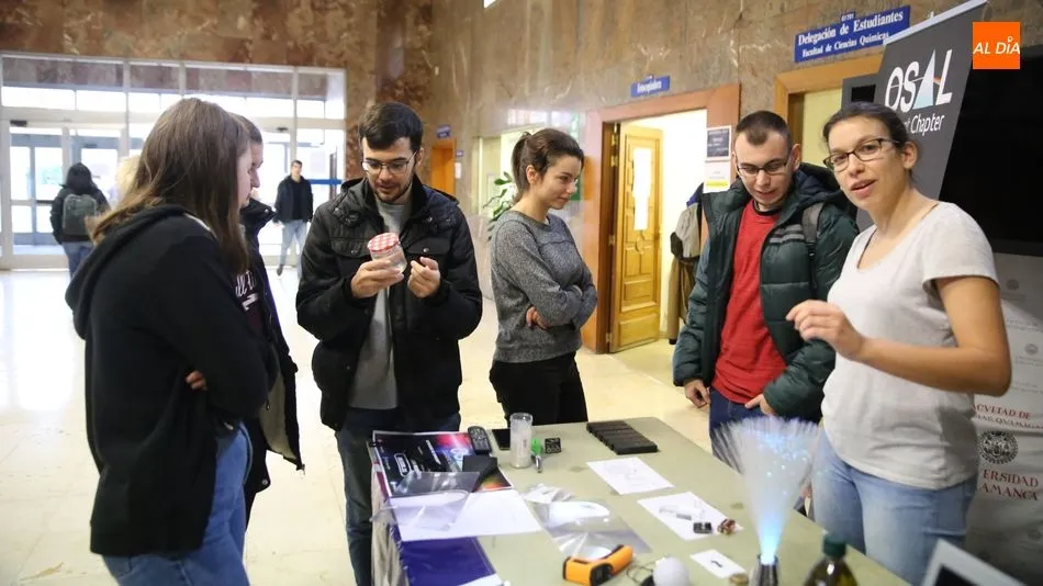 El hall de la Facultad de Ciencias ha acogido este martes la I Feria de San Alberto. Foto: Alberto Martín