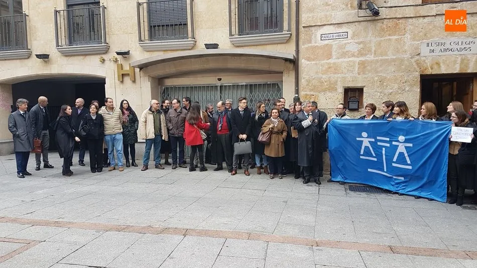 Protesta de los abogados del turno de oficio a las puertas el Colegio