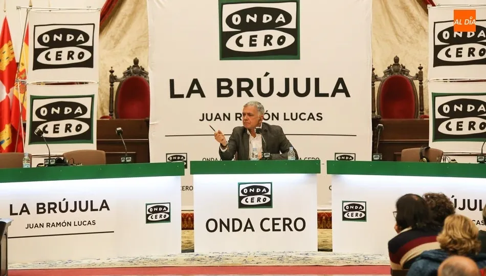 Juan Ramón Lucas durante su programa la Brújula en Salamanca / Foto: Alberto Martín