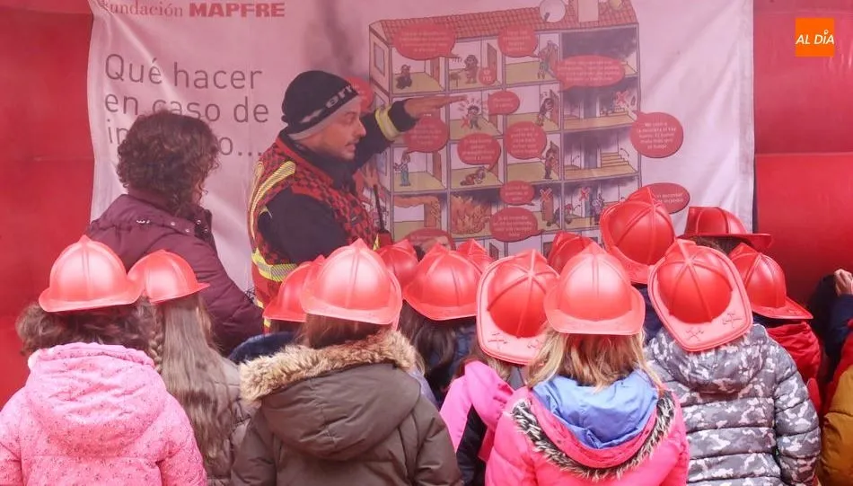 Uno de los grupos de escolares que han visitado este miércoles el Parque de Bomberos. Foto de Alberto Martín