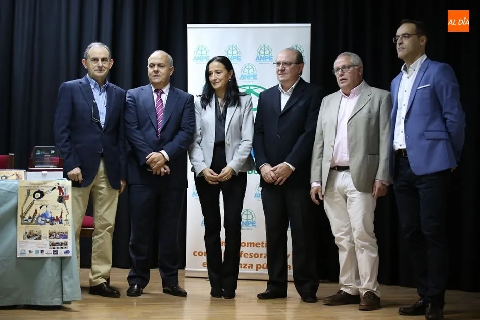 Representantes del sindicato ANPE Castilla y León y de la dirección provincial de Educación, en la entrega de premios