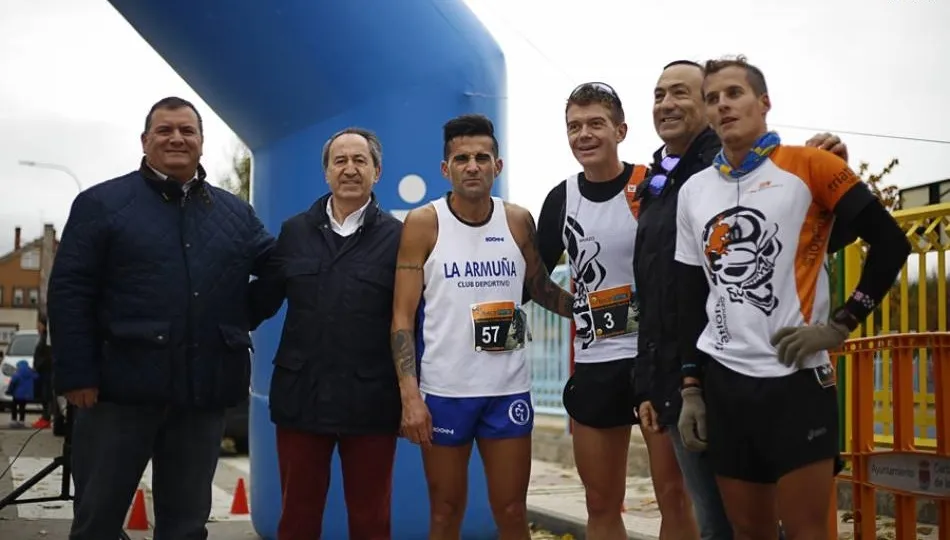Las autoridades locales y el presidente provincial de Cruz Roja, Jesús Juanes, junto a los ganadores de la última edición.