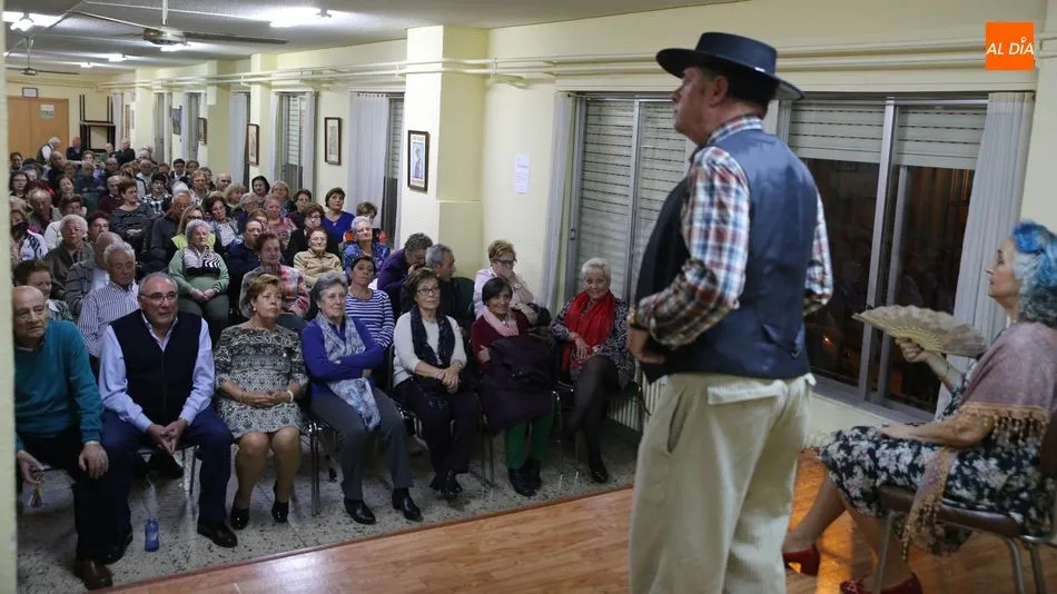 Miembros de la Asociación de Mayores de Pizarrales disfrutan del Festival de Sainete / Foto: Alberto Martín.