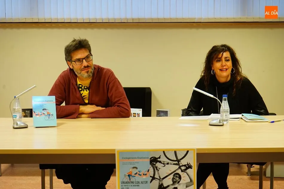 Saúl Martín comentó su obra acompañado de la bibliotecaria Marian Pérez