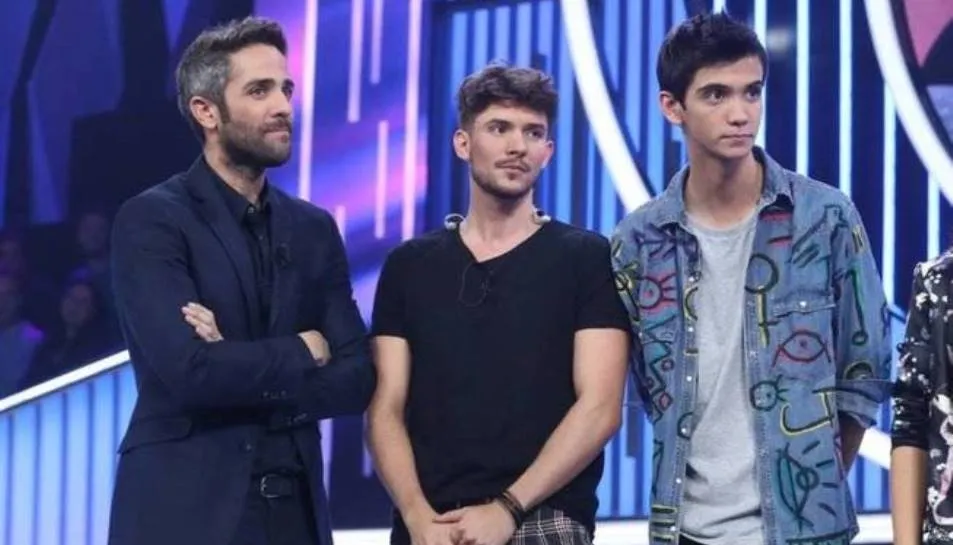 Carlos Right y Dave, junto al presentador de OT, Roberto Leal, en uno de los programas de RTVE