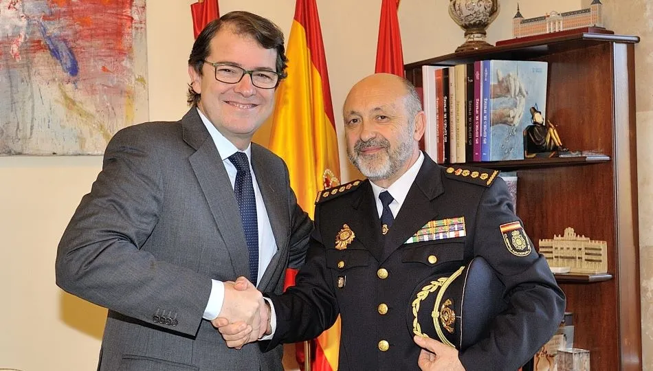 Alfonso Fernández Mañueco ha transmitido sus mejores deseos a Francisco Martín Ancín en sus nuevas responsabilidades como consejero de Interior para Centroamérica, un cargo que desempeñará en San Salvador