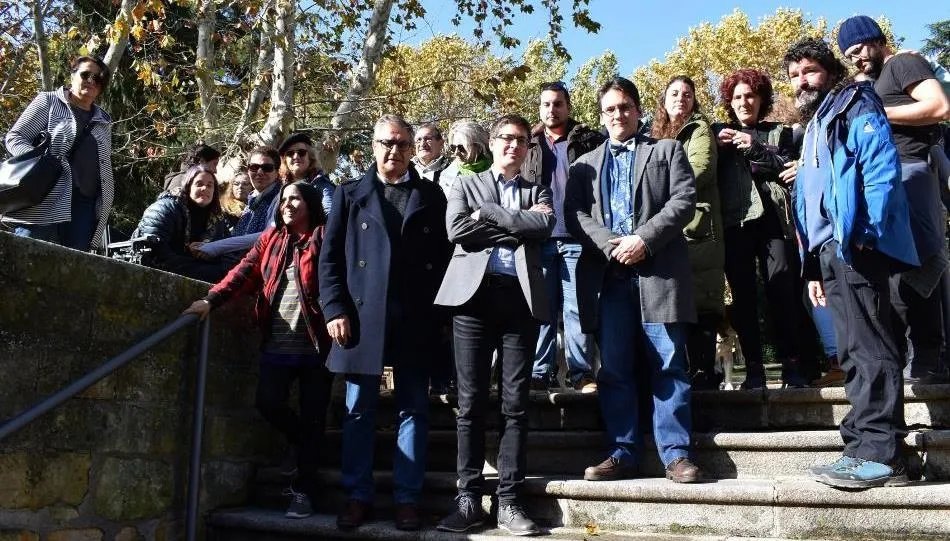 Gabriel de la Mora, concejal y diputado provincia de Ganemos Salmanca, en el centro, junto a las personas que le mostraron su apoyo antes del juicio