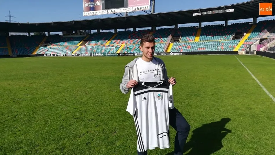 El futbolista cordobés posa con la camiseta del Salamanca UDS en el Helmántico en su presentación. Foto: R. F. G.