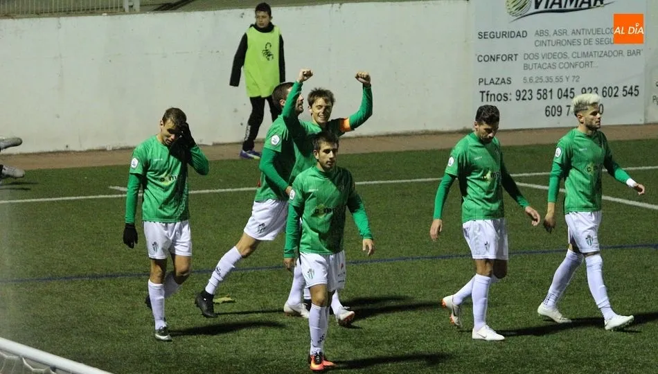 Luque celebra un gol en el Municipal con sus compañeros. Foto: Robles