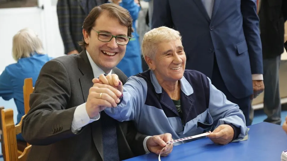 Mañueco, en su visita a la Fundación Personas en Segovia.