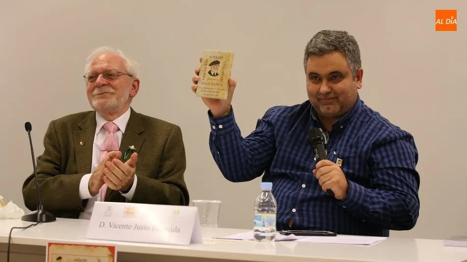 El ponente, con un recuerdo de la Asociación de Amigos de Unamuno. Fotos: Alberto Martín