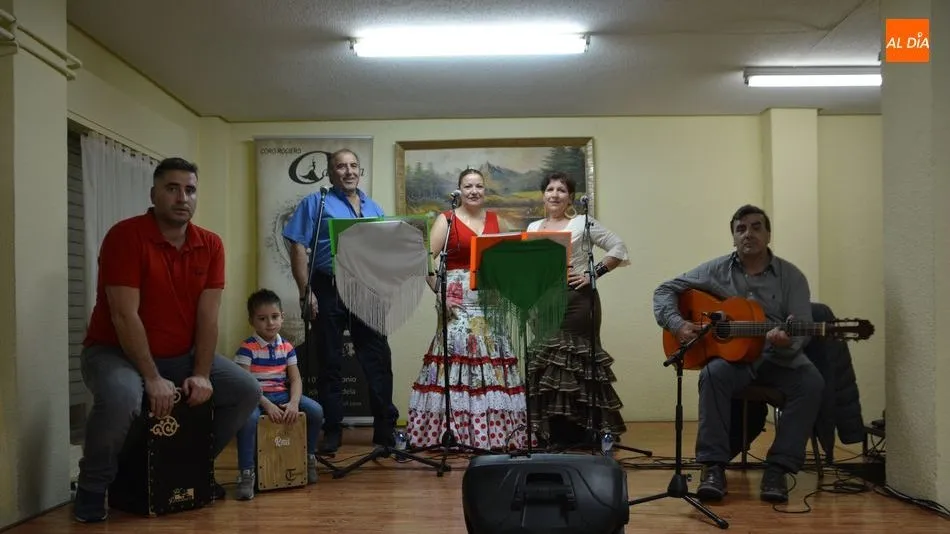 El grupo rociero Candela a punto de comenzar su actuación/ Foto: Lydia González