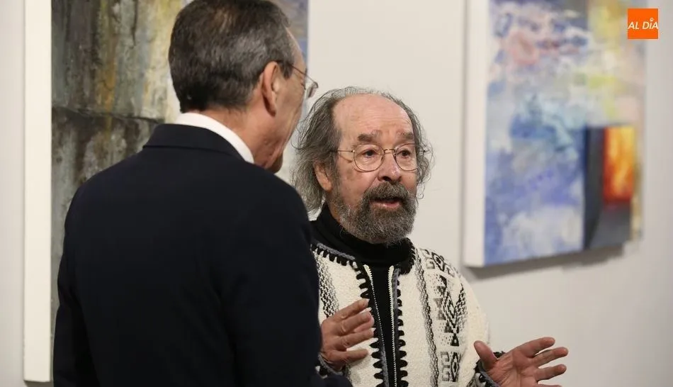 El artista José Portilla junto al delegado de la Junta, Bienvenido Mena, en la inauguración de esta muestra, que se puede visitar en el Museo de Salamanca. Foto de Alberto Martín