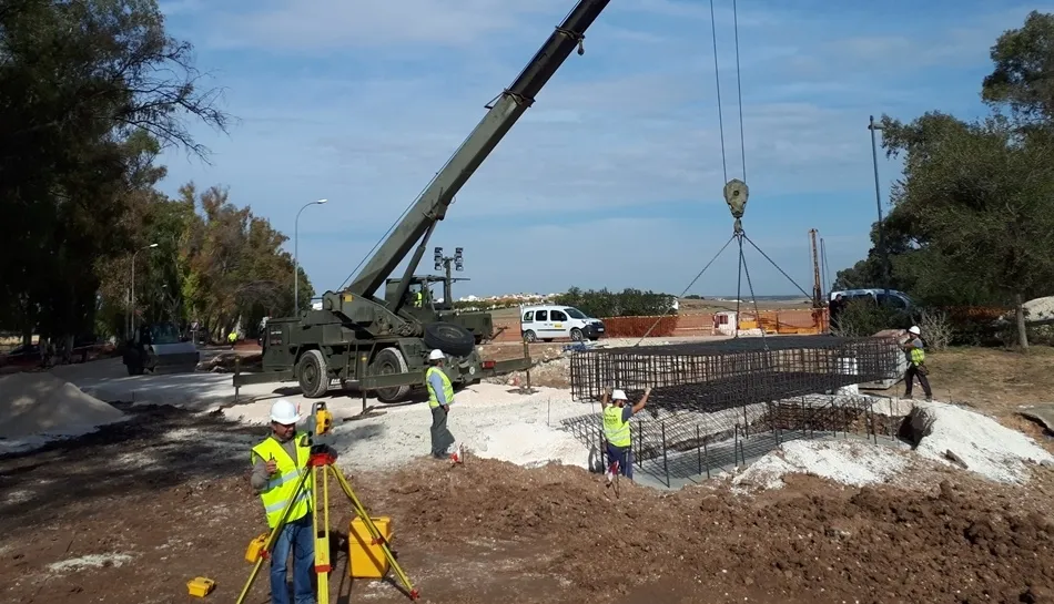Trabajos de maquinaria militar en la zona afectada