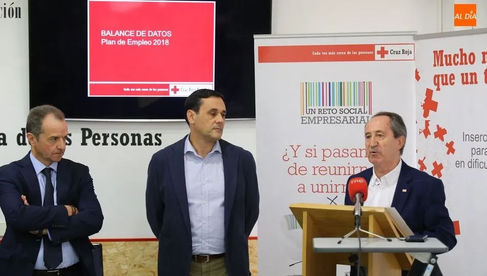 Jesús Juanes, presidente provincial de Cruz Roja, a la derecha, en la presentación de este informe. Foto de Alberto Martín