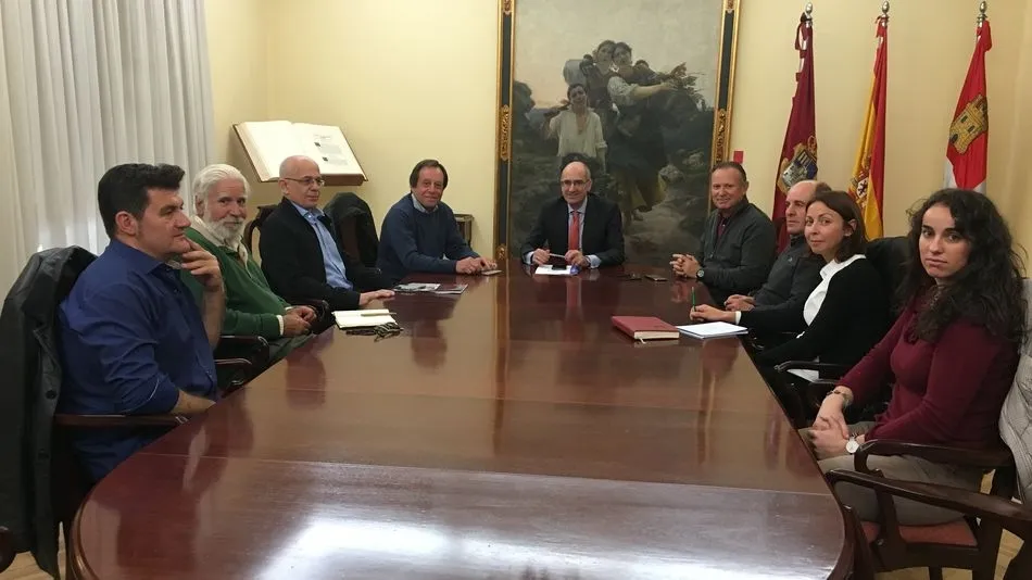 El pEl presidente de La Salina, Javier Iglesias, y el diputado de Agricultura, Román Hernández, recibieron a representantes del grupo