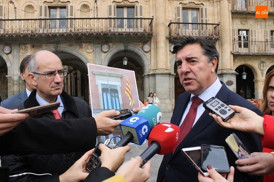 En primer término, el diputado del PP Bermúdez de Castro y el presidente del PP de Salamanca, Javier Iglesias