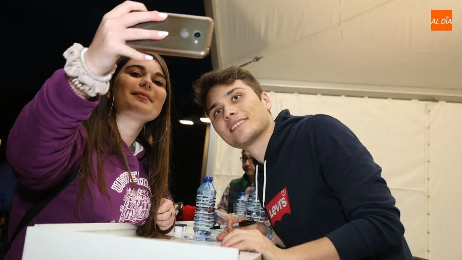 Los jóvenes fans aprovecharon la ocasión para realizarse selfies con sus ídolos. Fotos: Alberto Martín