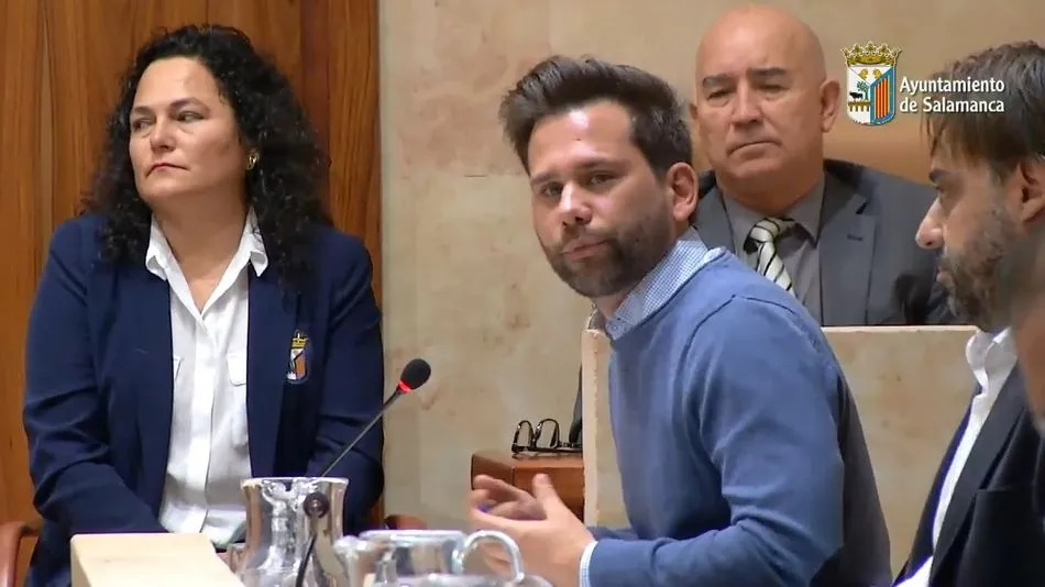 González Bueno, en su intervención, en una captura de la retransmisión del pleno.