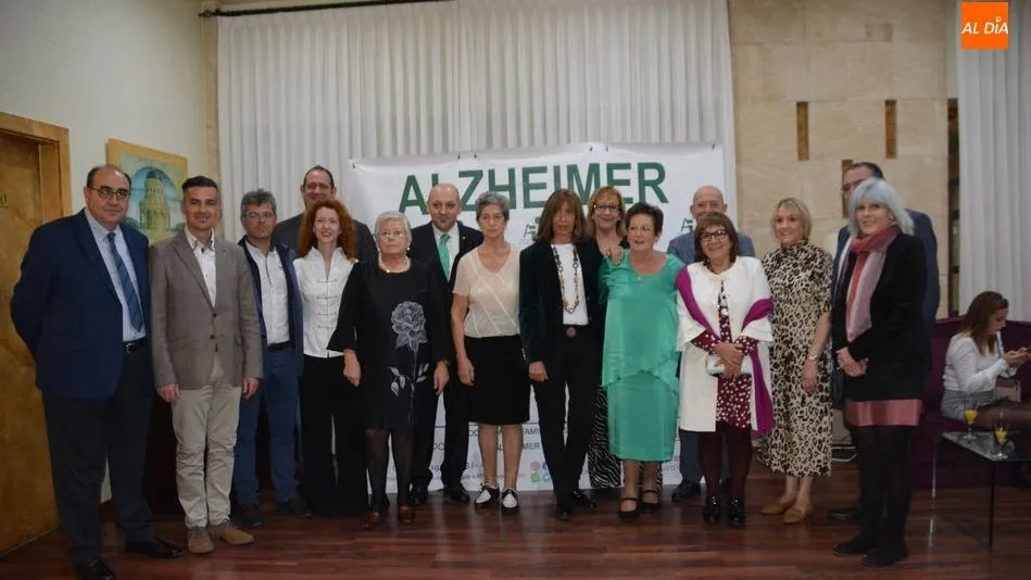 Los asistentes y responsables de la asociación posaron en un photo call/ Fotos: Lydia González