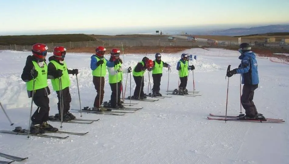Alumnos disfrutando de una clase es esquí de La Covatilla / Foto: Archivo.